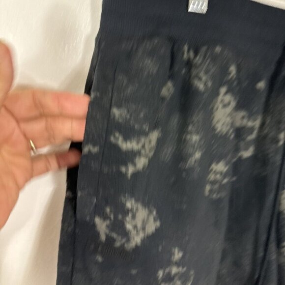 Under Armour NWT Loose Journey Terry Short Women's M Gray Khaki Camo - Picture 5 of 16